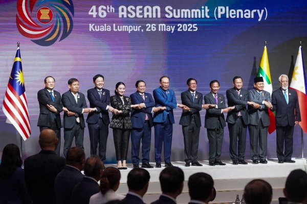 我要配资网 东盟抱团出席9.3阅兵, 多船齐聚黄岩岛礁, 解决南海问题不远了