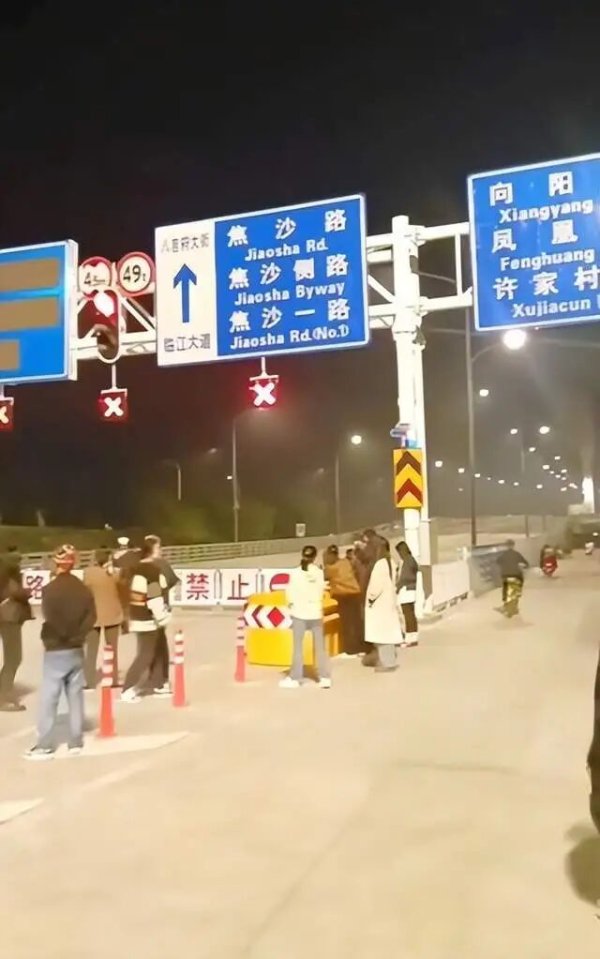 博易股票 武汉右岸大道开启桥已禁止通行! 官方提醒: 上桥打卡存安全风险